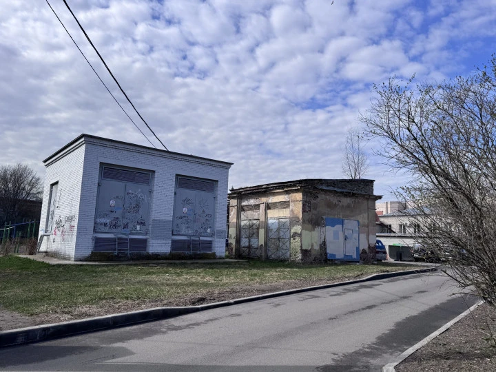 Здание бывшей трансформаторной в Петергофе