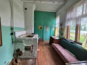 Здание, 2-этажное, 489,9 кв.м с земельным участком 998 кв.м: Ярославская область, р-н Некрасовский, с. Бурмакино, ул. Центральная, д. 21, с земельным участком