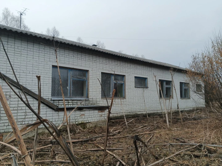 Нежилое здание с земельным участком, расположенные по адресу: Орловская область, р-н. Урицкий, с/п. Городищенское, с. Муравлёво, ул. Казанская, д. 6,