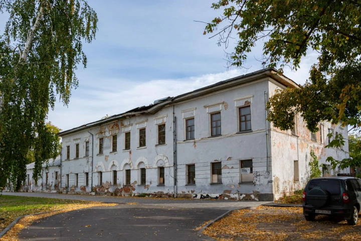 Имущественный комплекс в составе, которого: земельный участок, общей площадью 5 583 кв.м., кадастровый номер: 48:11:0470166:12, 2 здания и 2 сооружения, в т.ч. здание объекта культурного наследия «Здание торгового техникума», конец XVIII-начало XIX в.