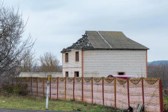 Объект незавершенного строительства 184,6 кв.м. (степень готовности 70%) и земельный участок 2 990 кв.м. в Орловской области, муниципальный район Кромской, с.п. Гостомльское, п. Шоссе
