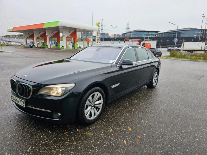 Автомобиль BMW 750Li
