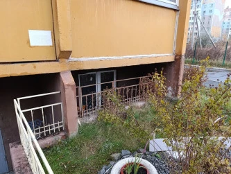 Нежилое помещение - 113,7 кв. м., кадастровый номер 74:36:0209016:5886. Адрес: Челябинская обл., г. Челябинск, ул. Эльтонская 1-я, д. 48, пом. 5, цокольный этаж.
