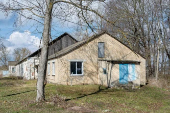 Земельный участок площадью 4 979 кв.м. с расположенными на нем зданиями врачебной амбулатории, гаража, склада по адресу: Липецкая область, м.о. Добровский, с. Ратчино, улица Ленина, д.7