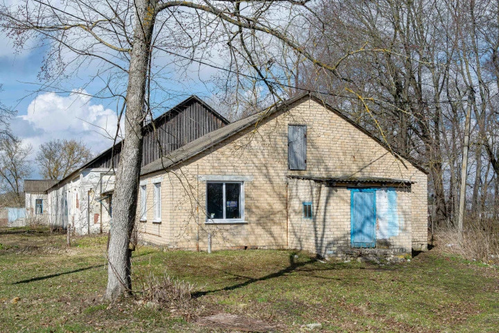 Земельный участок площадью 4 979 кв.м. с расположенными на нем зданиями врачебной амбулатории, гаража, склада по адресу: Липецкая область, м.о. Добровский, с. Ратчино, улица Ленина, д.7