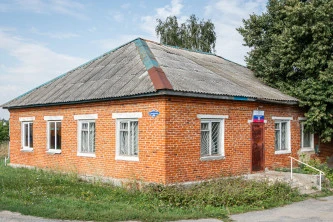 Здание с земельным участком в с. Лавы