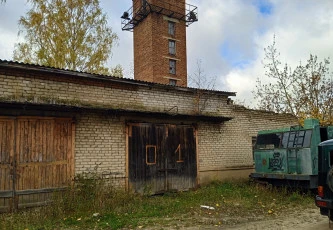 Здание гаражей общ.пл. 474,5 кв.м с земельным участком 1 500 кв.м: Ярославская область, р-н Переславский, с. Купанское, ул. Депутатская, д. 27