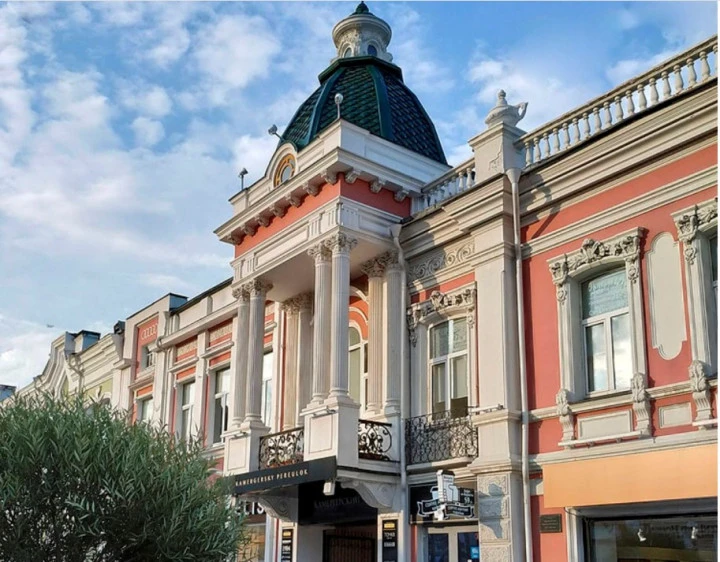 100% уставного капитала Общества с ограниченной ответственностью "АТРИУМ".