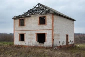 Объект незавершенного строительства 184,6 кв.м. (степень готовности 70%) и земельный участок 2 990 кв.м. в Орловской области, муниципальный район Кромской, с.п. Гостомльское, п. Шоссе
