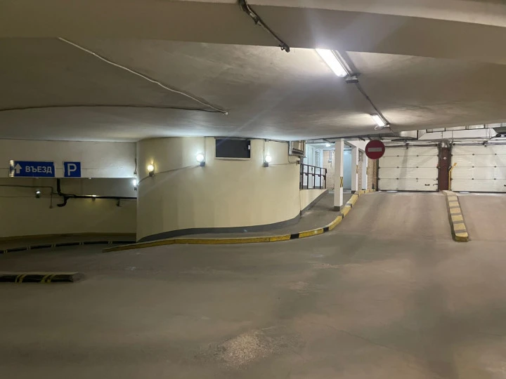 Машиноместо в наземном паркинге на ул. Рудневка, д. 13, ВАО, Москва