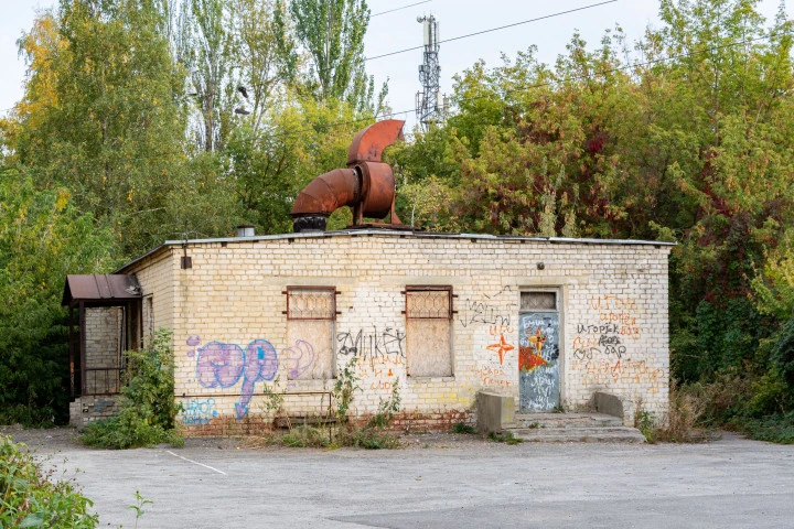 Имущественный комплекс в составе из 3 зданий обшей площадью 3 024 кв.м. и земельного участка площадью 11 785 кв.м.