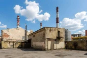 Здание с участком в центре