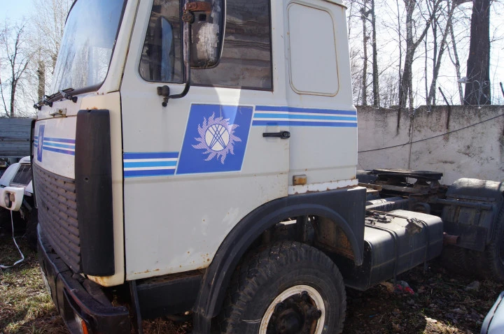 Грузовой тягач седельный МАЗ 54329