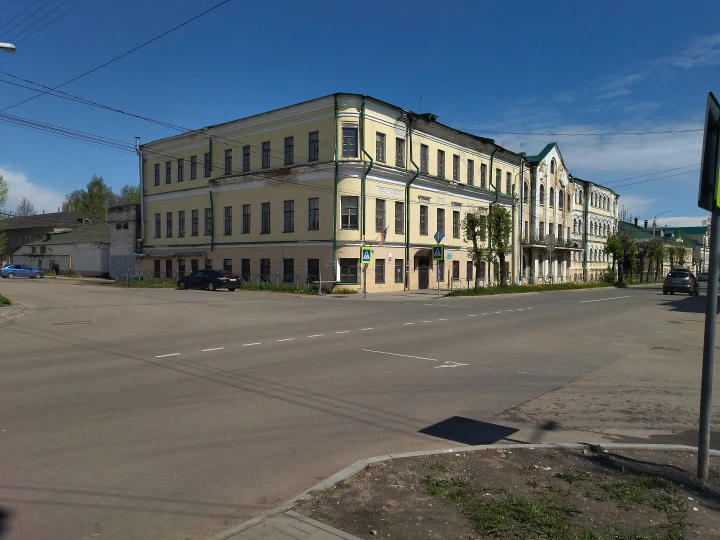 Здание 3-х этажное, общ.пл. 2845,9 кв.м, земельный участок, общ.пл. 2074 кв.м: Ярославская область, г. Ростов, ул. Покровская (бывш. Ленинская), д. 40