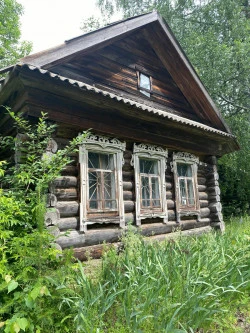 Нежилое здание площадью 37,9 кв. м и земельный участок площадью 281 кв. м, расположенные по адресу: Кировская область, р-н. Малмыжский, д. Захватаево, ул. Советская, д. 47.