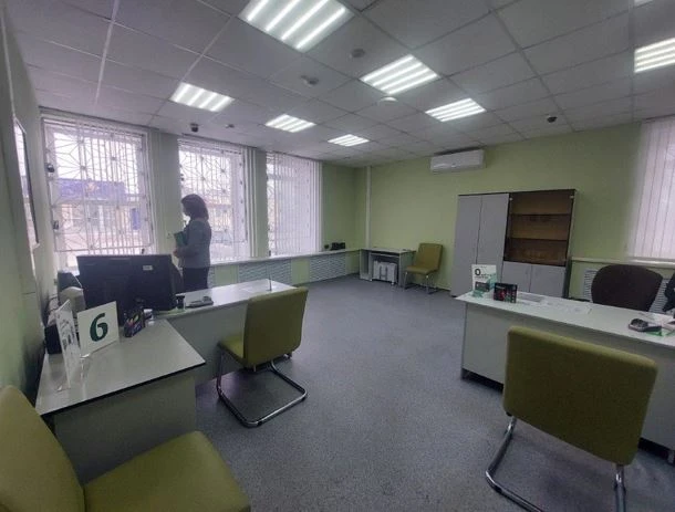 Нежилые помещения, общей площадью 188,2 кв. м, ; доля 1156/1700 в праве общей долевой собственности на земельный участок , общей площадью 1 700 кв. м, расположенные по адресу: Курганская область, с. Звериноголовское, ул. Октябрьская, д. 40.