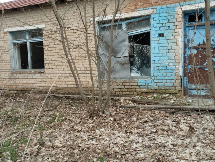 1) Земельный участок площадь 22 575 +/- 107 кв.м., кад.№: 48:14:1560105:12; 2) Здание 912,9 кв. м.; 3) Здание 116,4 кв. м.; 4) Сооружение 25,6 кв. м. по адресу: Липецкая обл, р-н Становлянский, с. Семенек, ул. Юрикова, д. 23