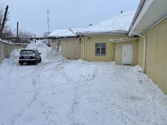 Нежилое помещение, общей площадью 129,0 кв.м., 295,22/963 доли в праве общей долевой собственности на земельный участок по адресу: Костромская область, муниципальный округ Мантуровский, г. Мантурово, ул. 2-я Первомайская, 2б.