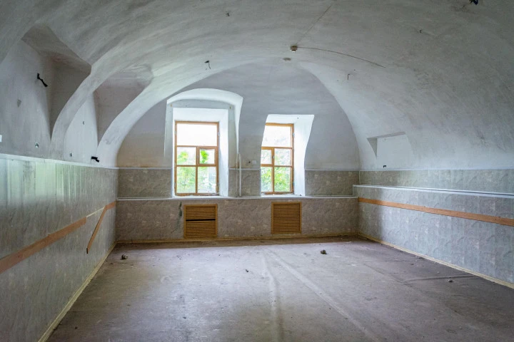 Имущественный комплекс в составе, которого: земельный участок, общей площадью 5 583 кв.м., кадастровый номер: 48:11:0470166:12, 2 здания и 2 сооружения, в т.ч. здание объекта культурного наследия «Здание торгового техникума», конец XVIII-начало XIX в.