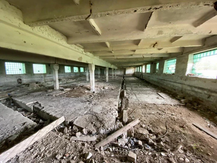 Здание свинарника 1 376,9 кв.м. и земельный участок в Смоленской области, Гагаринский р-н, с/п Акатовское, д. Ивашково