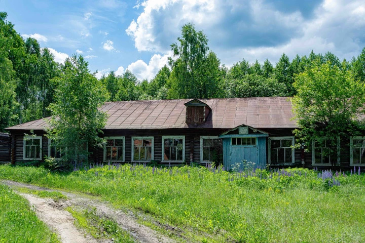 Нежилое здание 481,8 кв.м. с земельным участком 9 154 кв.м. в п. Заря