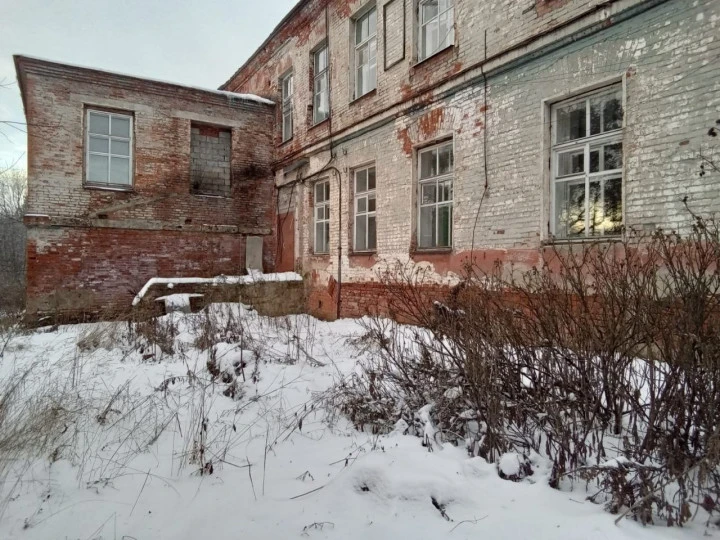 Здание 1319 кв.м и земельный участок 2173 кв.м, расположенные по адресу: Российская Федерация, Московская область, городской округ Чехов, поселок Мещерское, улица Дубравная, строение 15м