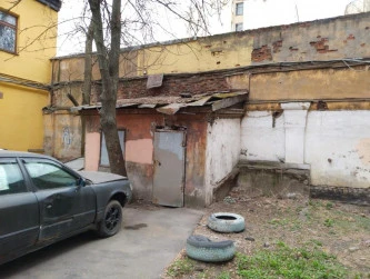 Нежилое здание площадью 8,8 кв. м, расположенное на земельном участке площадью 12 кв. м на Курляндской улице