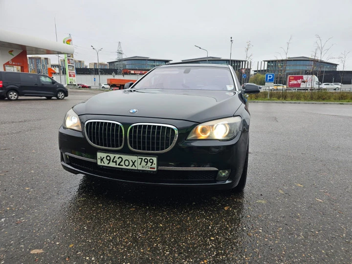 Автомобиль BMW 750Li