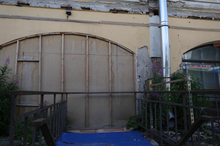 Право аренды помещения площадью 198,9 кв. м в Апраксином дворе.