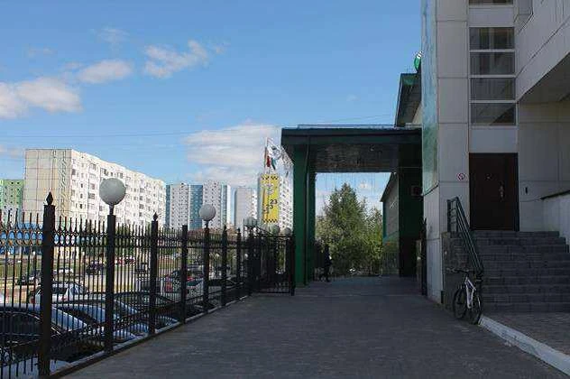 Административное здание банка, площадь 9130 кв. м, кадастровый номер 86:11:0102011:43, а также земельный участок площадь 9135 кв. м, з, кадастровый номер 86:11:0101008:81.