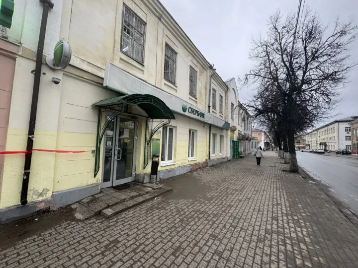 нежилое помещение площадью 94,7 кв.м. и  55/1369 долей на земельный участок площадью 1 350 кв. м., расположенные по адресу: Владимирская область, г. Гусь-Хрустальный, ул. Калинина, д.19