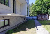 Здание с земельным участком в Петергофе
