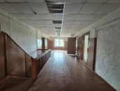 Здание, 2-этажное, 489,9 кв.м с земельным участком 998 кв.м: Ярославская область, р-н Некрасовский, с. Бурмакино, ул. Центральная, д. 21, с земельным участком
