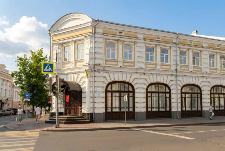 Здание ОКН "Торговый дом Вахромеева", кон.XVIII в., нач.XX в., общей площадью: 1 197,5 кв. м, с земельным участком 911 кв. м, в центре Ярославля, на улице Андропова, д. 9/9