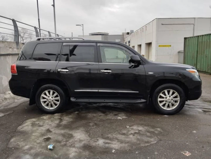 Автомобиль LEXUS LX570