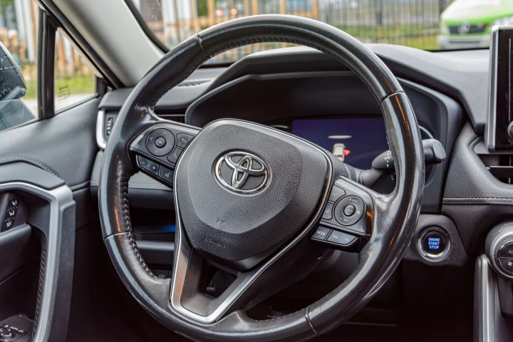 Легковой автомобиль, марка, модель ТС: Toyota, RAV4, 2022 года выпуска; идентификационный номер (VIN): XW7D13FV70S037966; модель, №двигателя: A25A, 0B44990, цвет кузова: черный.