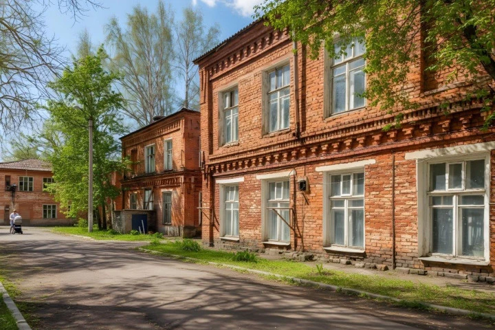 Здание 2316,1 кв.м и земельный участок 3536 кв.м, расположенные по адресу: Российская Федерация, Московская область, м.о. Истра, г. Дедовск, ул. Больничная, д. 5, к. 1