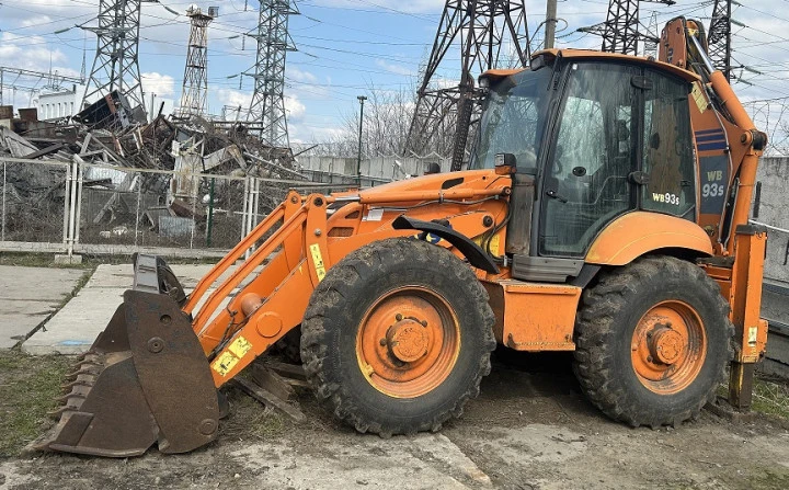 Экскаватор-погрузчик Komatsu WB93S-5EO