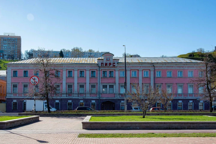 3 помещения в здании лит.Б по адресу: г. Н.Новгород, ул. Рождественская, д 49; нежилое здание (лит. А), 1060,7 кв.м. по адресу: г. Н.Новгород, ул. Рождественская, д. 49;  здание 192,1 кв.м. по адресу: Нижегородская обл., г. Городец, ул. М. Горького, д.129
