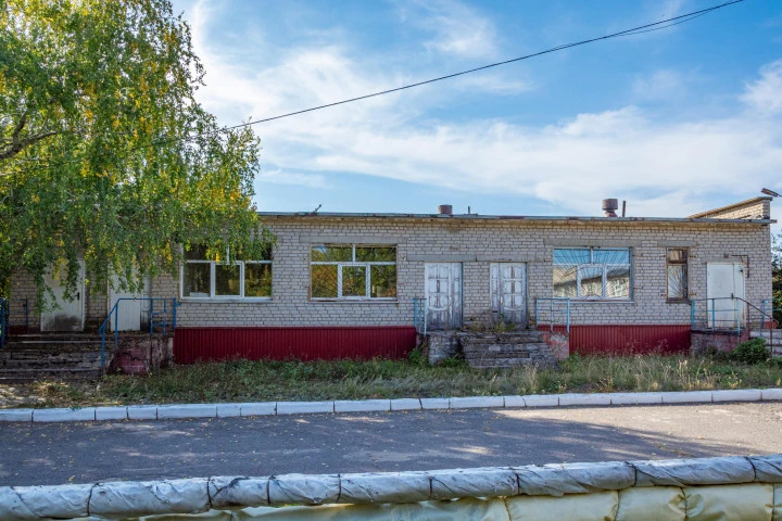 Здание, площадь 478,6 кв. м. и земельный участок площадь 2 212 кв.м.,  расположенные по адресу: Липецкая область, Добринский р-н, с/п Богородицкий сельсовет, д. Ольговка, ул. Макаренкова, д.3