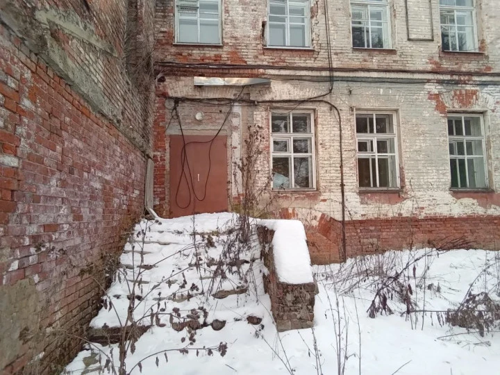 Здание 1319 кв.м и земельный участок 2173 кв.м, расположенные по адресу: Российская Федерация, Московская область, городской округ Чехов, поселок Мещерское, улица Дубравная, строение 15м