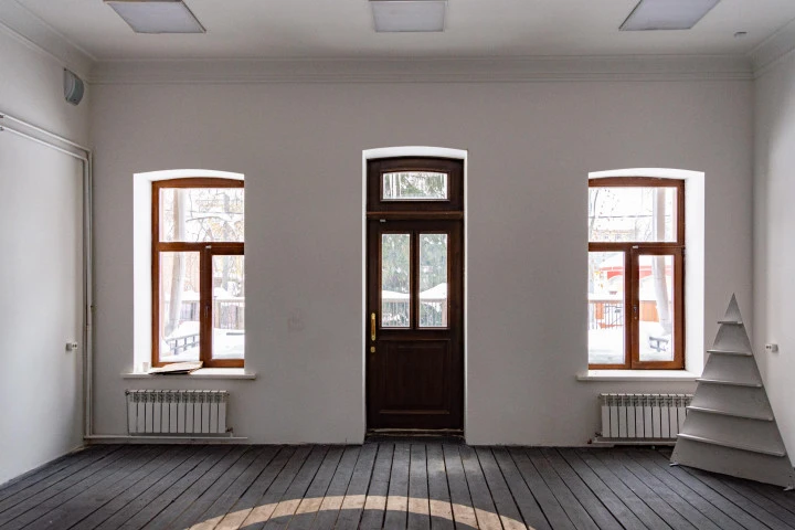 Здание «Дом В.М.Рукавишникова», площадь 721,4 кв.м., кадастр.№: 52:18:0060090:73, по адресу: Российская Федерация, Нижегородская область, г. Нижний Новгород, ул. Большая Печерская, д.21. Ограничения (обременения): объект культурного наследия.