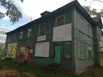 Нежилые помещения, общей площадью 421,7 кв.м, с земельным участком: г. Емва, ул. Дзержинского, д. 98