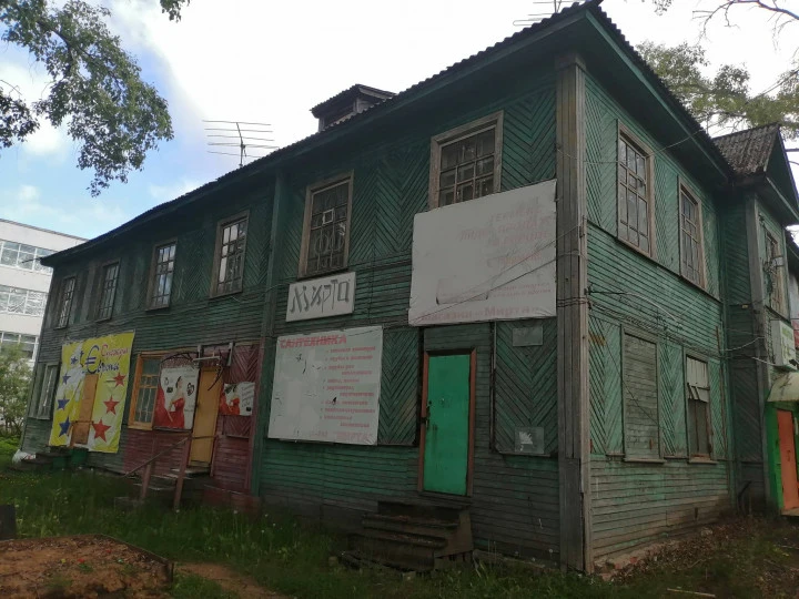 Нежилые помещения, общей площадью 421,7 кв.м, с земельным участком: г. Емва, ул. Дзержинского, д. 98