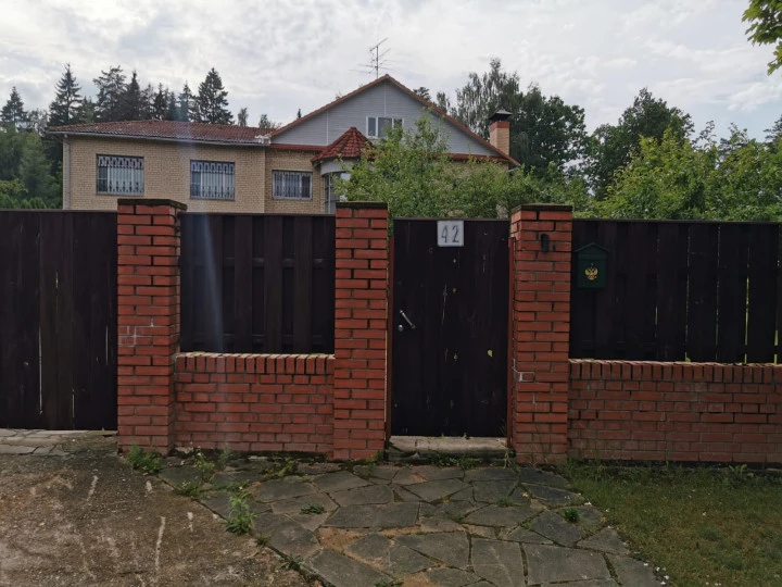 Частный дом 490,4 кв. м с двумя ЗУ общей площадью 0,6 Га вблизи г. Звенигород, Московская область