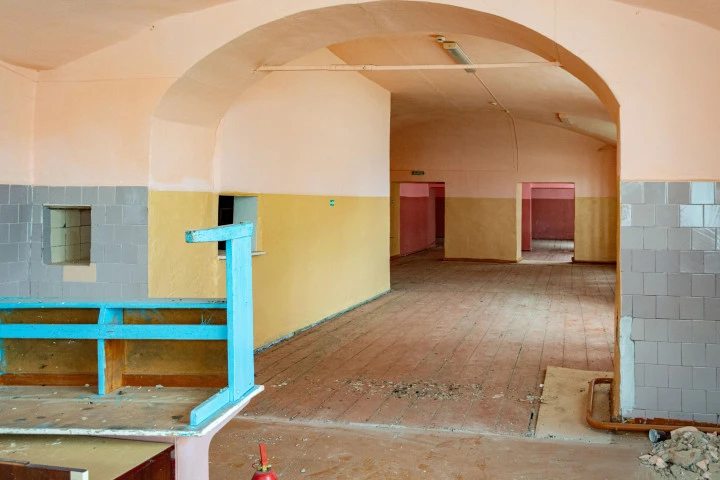Нежилое здание, общей площадью 1095,5 кв.м. с земельным участком в г. Болхов Орловской области.