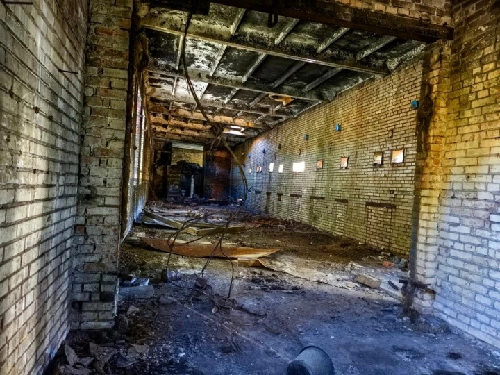 Участок 10 сот. со зданием под снос в Комарово