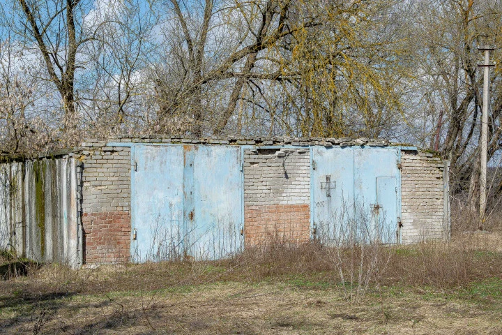Земельный участок площадью 4 979 кв.м. с расположенными на нем зданиями врачебной амбулатории, гаража, склада по адресу: Липецкая область, м.о. Добровский, с. Ратчино, улица Ленина, д.7