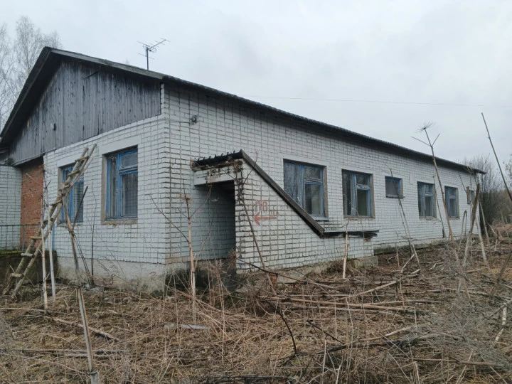 Нежилое здание с земельным участком, расположенные по адресу: Орловская область, р-н. Урицкий, с/п. Городищенское, с. Муравлёво, ул. Казанская, д. 6,