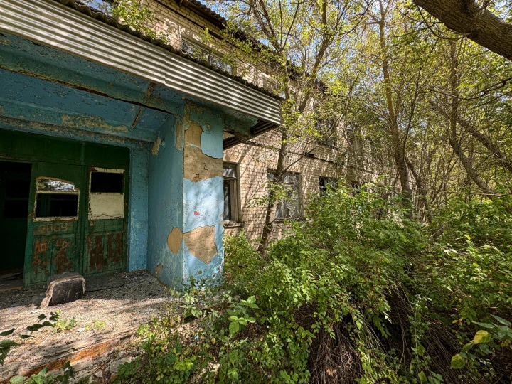Имущественный комплекс в Орловской области, Дмитровский р-н, с/п Горбуновское, с. Балдыж (з/у 9 220 кв.м., нежилое здание 1 062,7 кв.м., котельная, подвал и туалет)